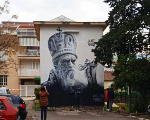KOMITSKA JE TUGA PREGOLEMA CEDIS neće uklanjati mural posvećen Mitropolitu Amfilohiju