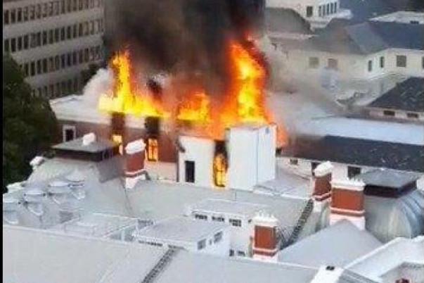 STRAŠAN I RAZORAN DOGAĐAJ Uhapšen osumnjičeni za požar u parlamentu Južnoafričke republike