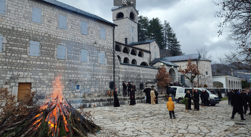 (UŽIVO) Nalaganje badnjaka ispred Cetinjskog manastira (VIDEO)