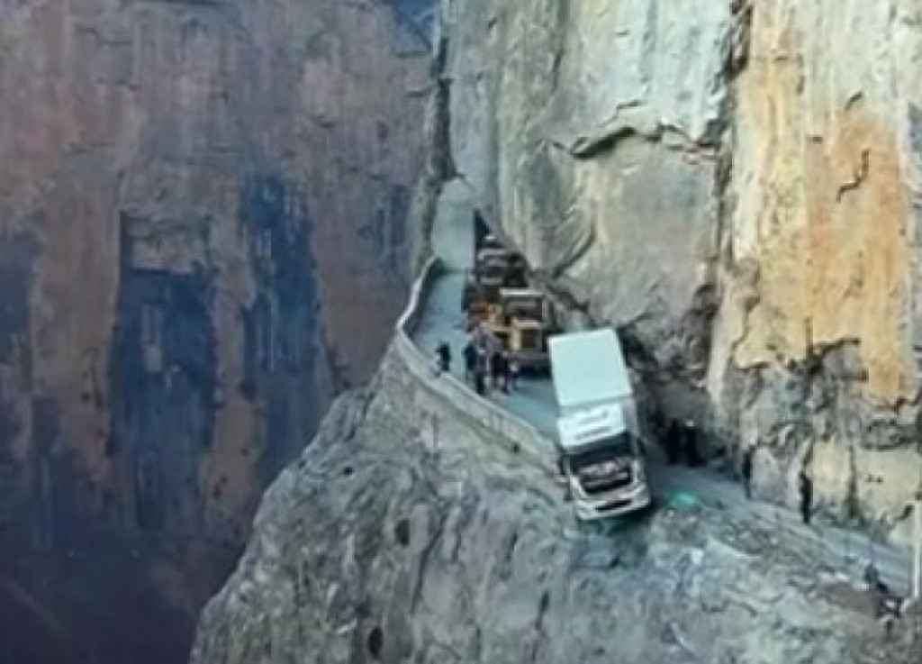 DRAMA: Kamion zaglavljen visio iznad litice tri dana