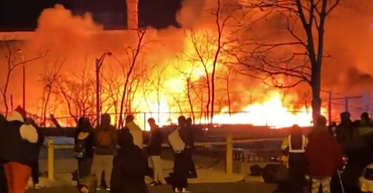 UŽAS! Divlja požar u Nju Džersiju, vatrena stihija širi se ka skladištu sa hemikalijama