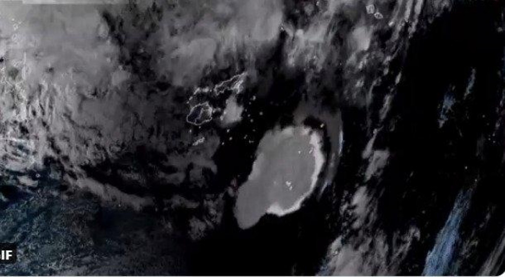 KOMUNIKACIJE PREKINUTE Cunami preplavio ostrvo Tonga! (VIDEO)