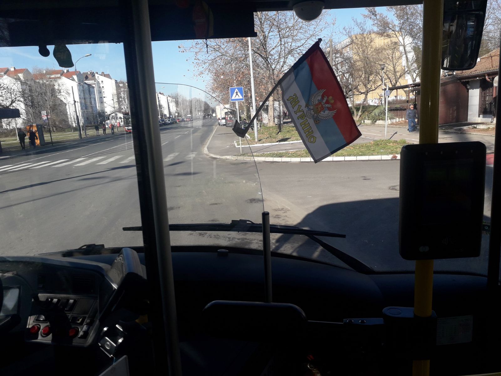 BEOGRADSKI AUTOBUS PRONOSI PRIČU O “MURINI“ Vozač istakao zastavu simbola stradanja SRPSKOG naroda u Crnoj Gori!