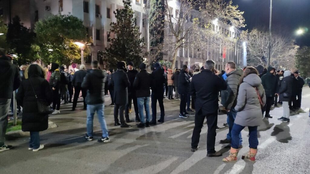 NASTAVLJAJU SE PROTESTI Podgoričani treću noć za redom na ulicama