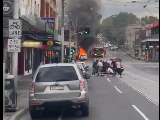 UŽAS! Muškarac se zapalio ispred restorana u Melburnu (VIDEO)