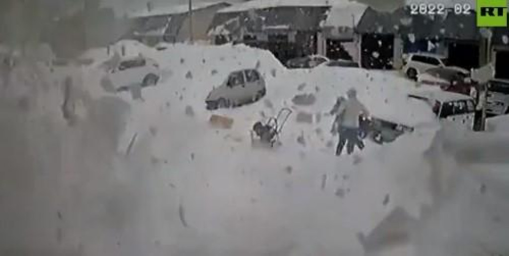 DRAMATIČAN SNIMAK Snijeg se obrušio sa krova, majka spasila dijete (VIDEO)