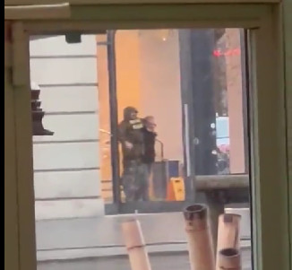 UŽAS U AMSTERDAMU: Naoružani pljačkaži drže taoca u prodavnici (VIDEO) 