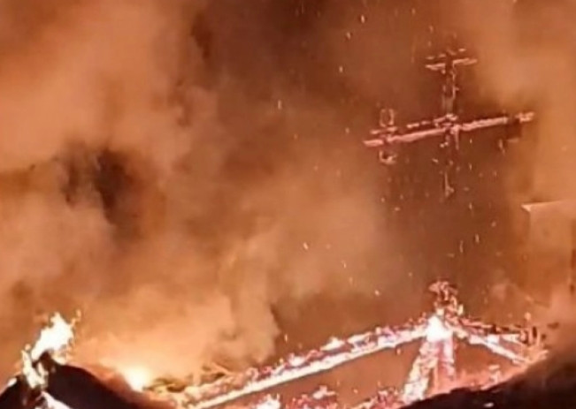 PLAMEN GUTA SVE PRED SOBOM Snimak požara u manastiru Svete trojice! (VIDEO)
