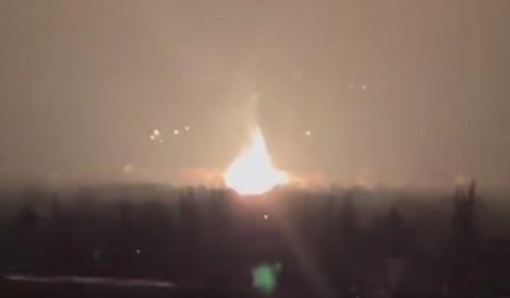 NAFTOVOD U PLAMENU Snažna eksplozija u Lugansku (VIDEO)