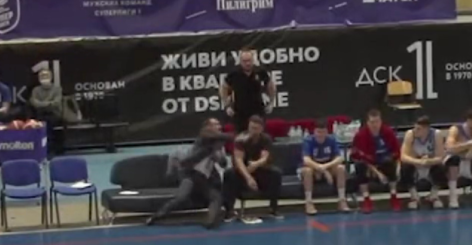 NESVAKIDAŠNJA SCENA NA KOŠARKAŠKOM MEČU Tuča pomoćnika i prvog trenera u Rusiji (VIDEO)