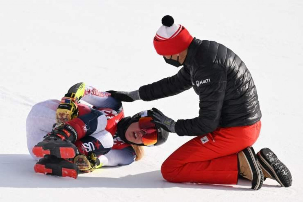 STRAVIČAN PAD NA SKIJANJU Skijašica slomila nogu u finišu trke na ZOI (VIDEO)