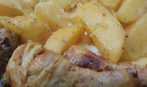 ZAPEČENA piletina i krompir iz rerne: TOPI SE U USTIMA, najsočniji i NAJUKUSNIJI ručak na svijetu