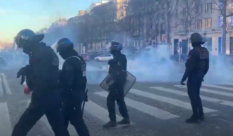 HAOS U PARIZU Policija ispalila suzavac na demonstrante (VIDEO)