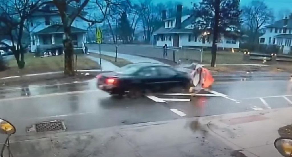 UZNEMIRUJUĆI SNIMAK Policajka spasila dijete od udara automobila (VIDEO)
