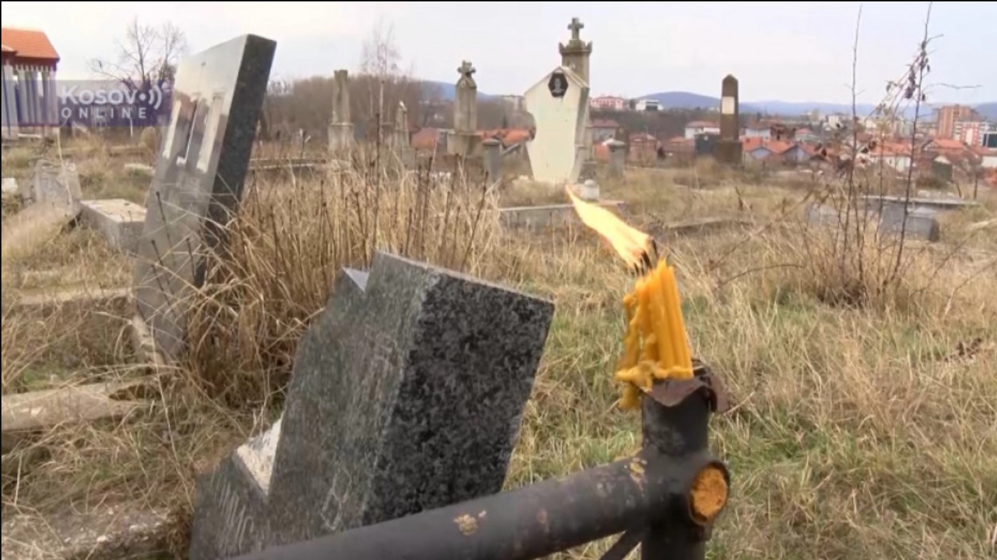 NA KOSOVU UNIŠTENI NADGROBNI SPOMENICI Srbi na Zadušnice obišli groblje u Južnoj Mitrovici