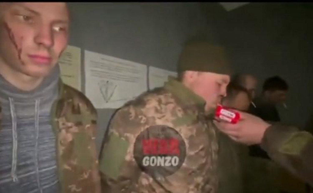 Ruski vojnici zarobljenim Ukrajincima daju cigarete (VIDEO)
