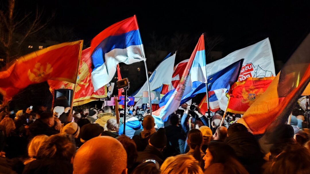 (FOTO/VIDEO) Protest Demokrata u Podgorici, dolaze Spajić i Milatović