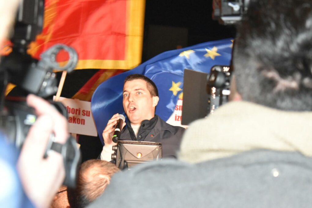 (FOTO/VIDEO) Protest Demokrata u Podgorici, dolaze Spajić i Milatović