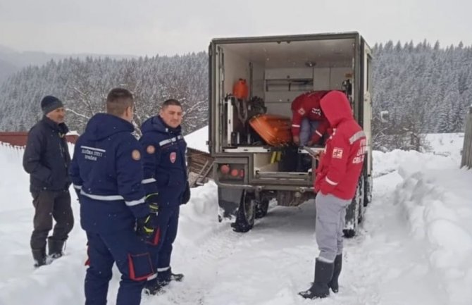 NI NAMETI SNIJEGA IH NISU SPRIJEČILI! Vatrogasci evakuisali povrijeđenu staricu iz bjelopoljskog sela