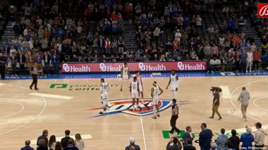 CIRKUS NA NBA UTAKMICI Igrači izašli u bijelim dresovima, cijela hala zbunjena (VIDEO)