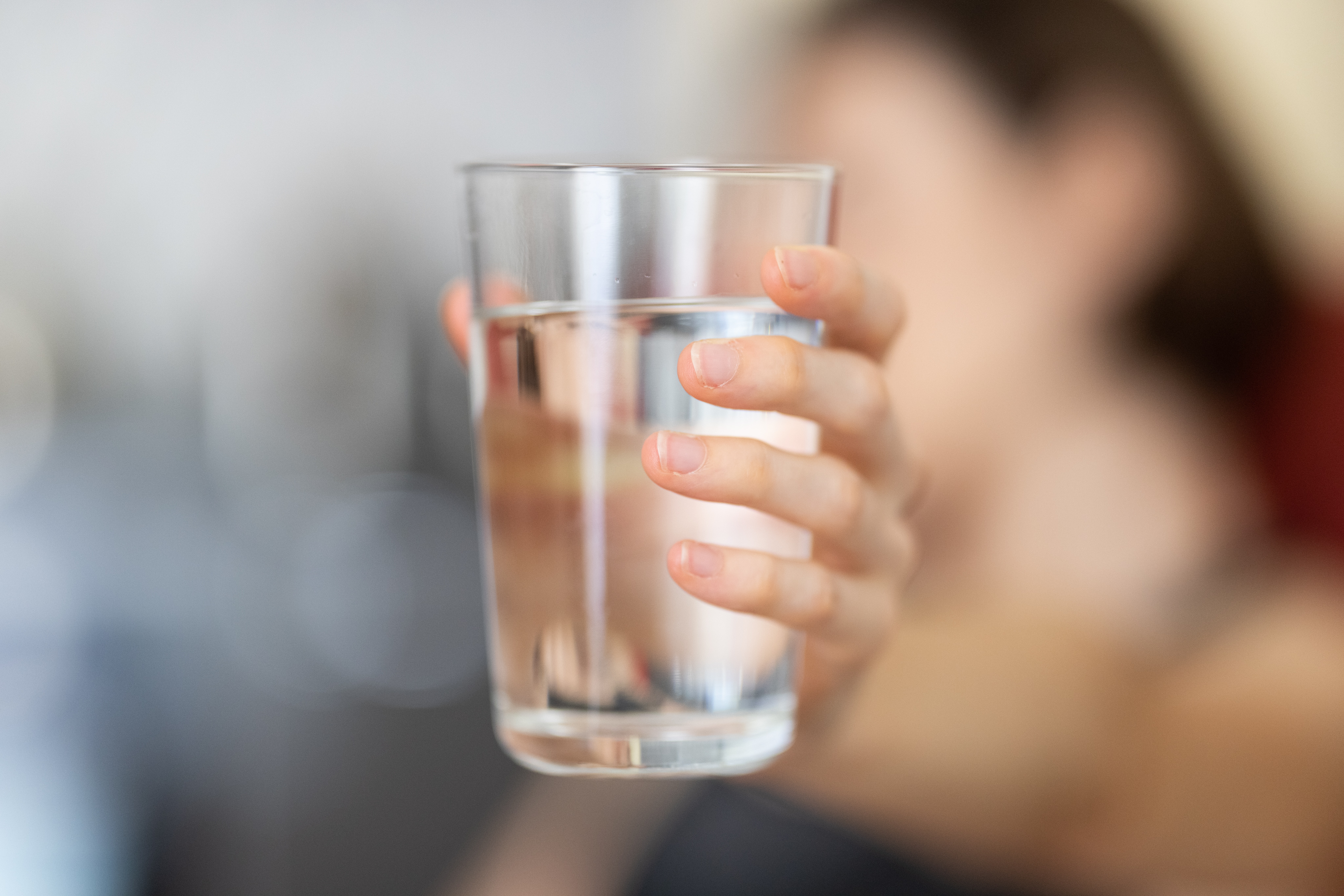 NE PRETERUJTE SA TEČNOŠĆU Četiri signala da pijete previše vode