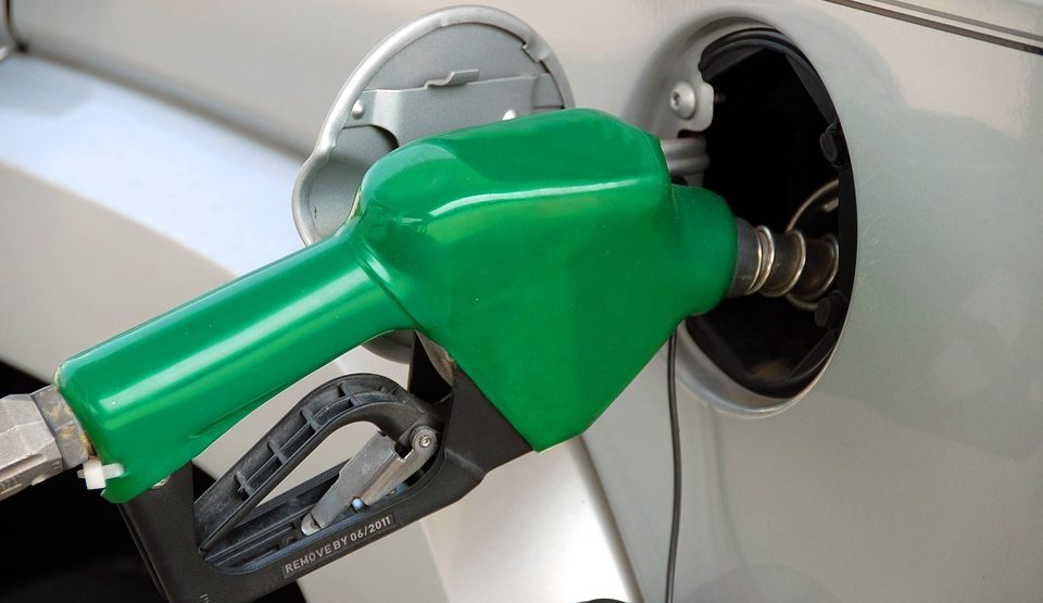 Nove cijene goriva: Od ponoći benzin jeftiniji cent