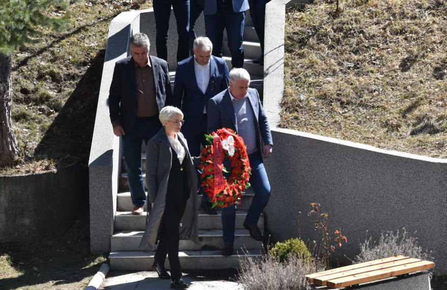 “NEĆEMO ZABORAVITI“ Nosilac izborne liste “Za budućnost Berana“ Vuko Todorović i poslanici DF-a položili vijence na spomenik u Murinu!