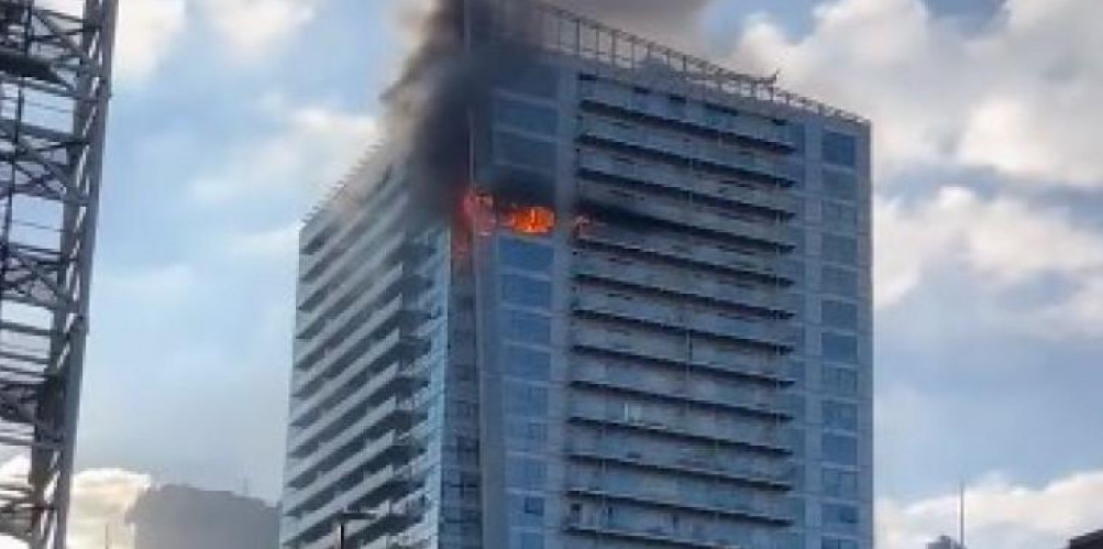 VELIKI POŽAR U LONDONU Gori neboder, 125 vatrogasaca se bori sa vatrom!