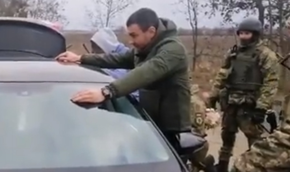 PROSIDBA U JEKU RATA Evo kako je ukrajinski vojnik zaprosio djevojku! (VIDEO)