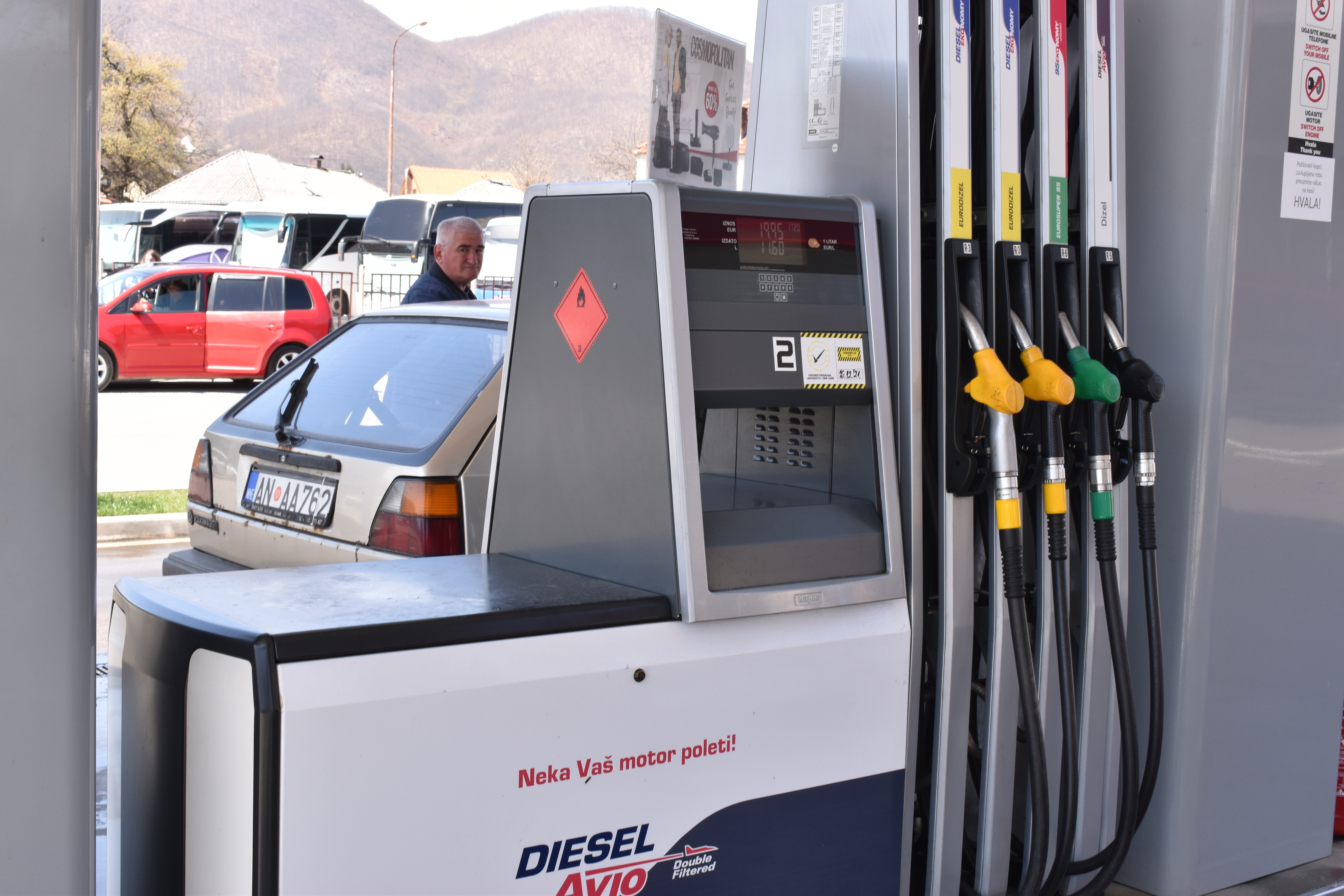 MINISTARSTVO: Niže akcize ostaju sve i da cijene goriva nastave da padaju