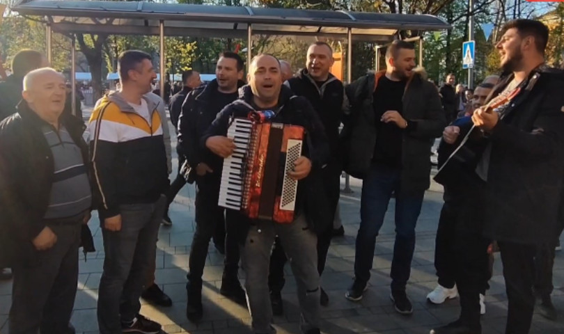 SARAJEVO JEDVA DOČEKALO „INCIDENT“! Cajku otpjevanu na Trgu Krajine proglasili prijetnjom po Kristijana Šmita! (VIDEO)