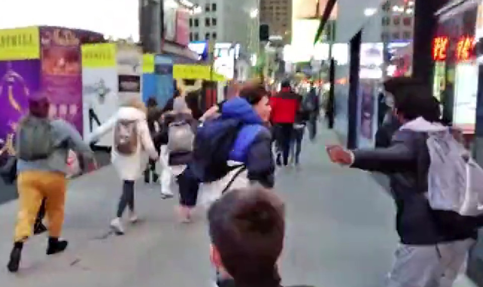 EKSPLOZIJA U NJUJORKU: Građani panično bježali sa Tajms Skvera! (VIDEO)