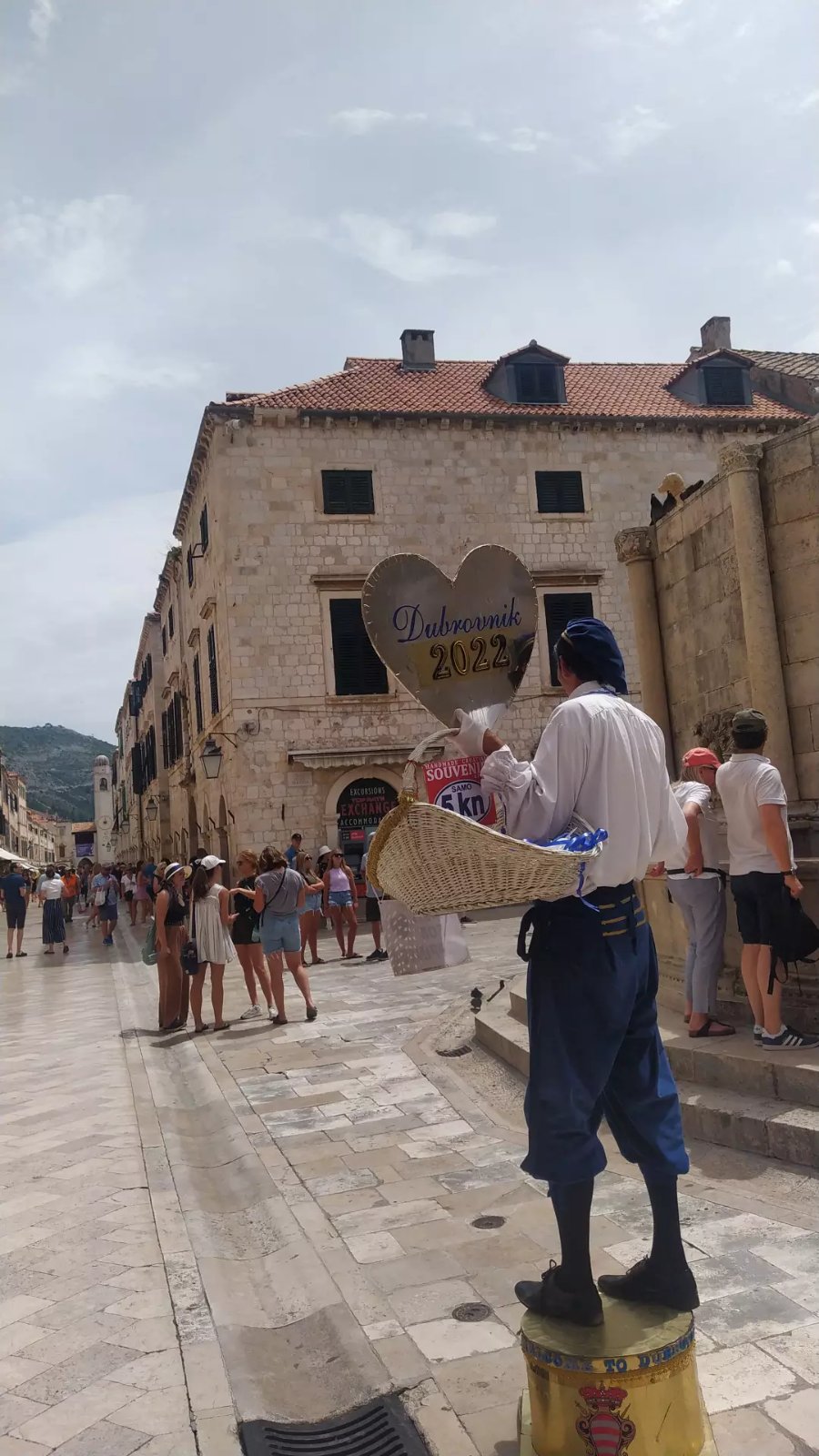 RAZMISLITE O OBLAČENJU Ko se u kupaćem šeta Dubrovnikom moraće da plati