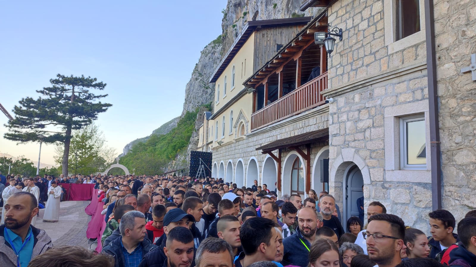 Hodočasnici stigli pod Manastir Ostrog (FOTO)