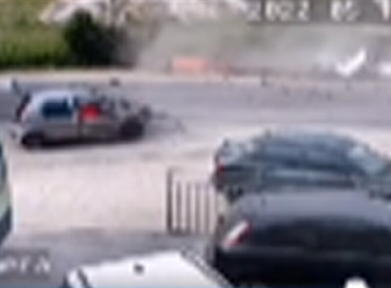 STRAVIČNA NESREĆA: Lančani sudar tri vozila u Aranđelovcu, smrskani automobili letjeli po putu (VIDEO)