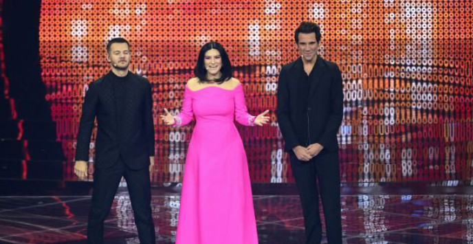 Počela EVROVIZIJA 2022: Poznati voditeljski trio poželio dobrodošlicu, Laura Pausini blista na sceni