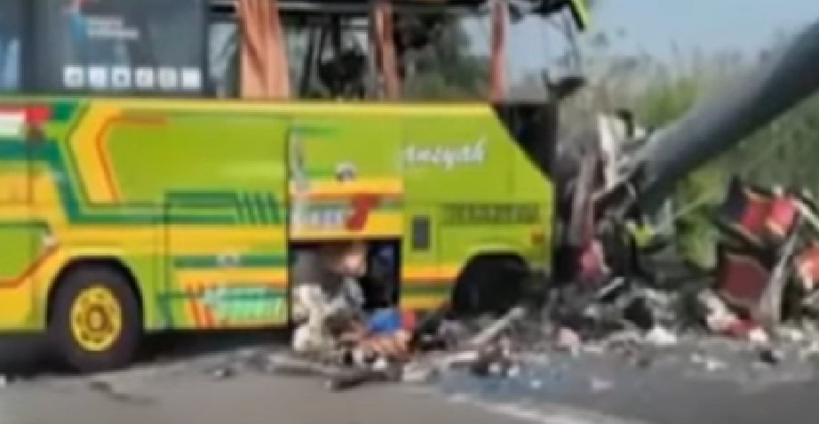 TRAGEDIJA U INDONEZIJI  Najmanje 14 putnika poginulo u autobusu, vozač zaspao za volanom