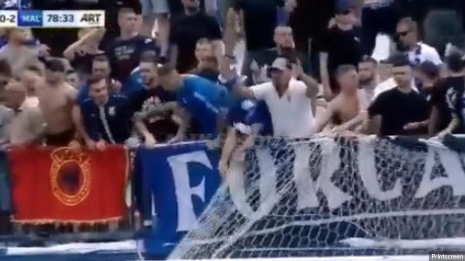 SKANDALOZNE SCENE Albanski huligani sa zastavom OVK čupali mrežu sa gola (VIDEO)