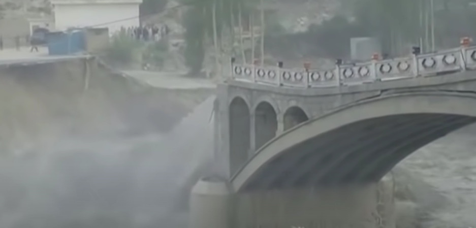 BUJICE NAPRAVILE HAOS Nakon otapanja glečera srušio se most u Pakistanu (VIDEO)