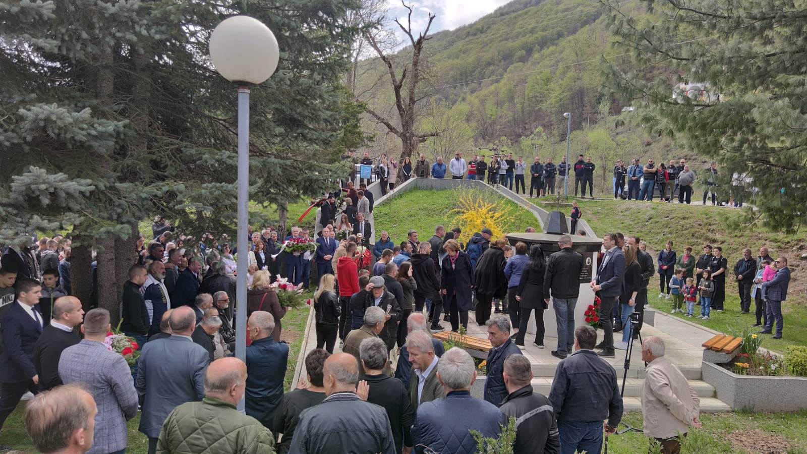 SVIMA SE POKLONIO, OSIM SOPSTEVNOM NARODU Đukanović u Potočarima, na Mirogoju, u bašti Vlade tzv. Kosova, samo ne u Murinu!