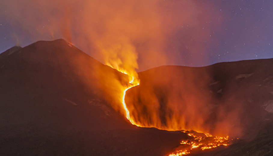 ETNA PONOVO ERUPTIRALA Lava se sliva niz kratere (FOTO)