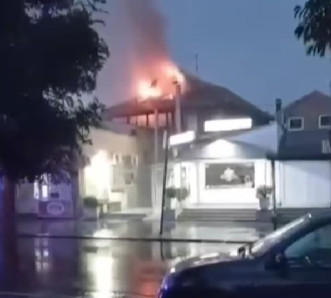 GROM UDARIO U KUĆU Plamen se diže u nebo, u toku gašenje požara (VIDEO)