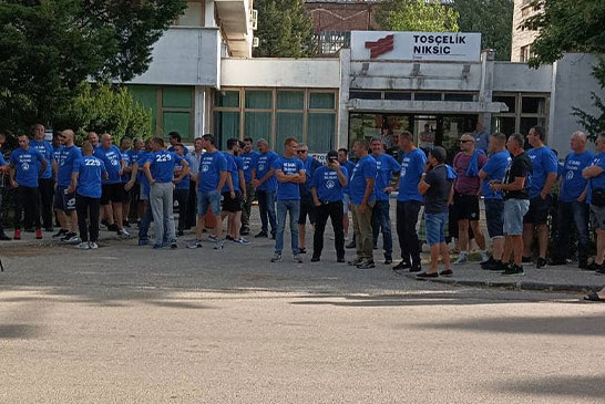 OGORČENI! Radnici Željezare protestovali ispred inspekcije u Nikšiću