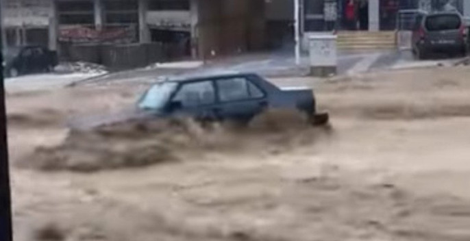 URAGAN U TURSKOJ, IMA POGINULIH: Ulice Ankare pod vodom, nabujala voda nosi sve pred sobom (VIDEO)