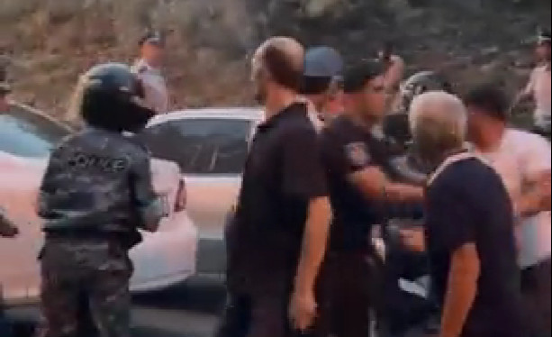 POTPUNI HAOS U JERMENIJI Policija ispalila šok bombe na demonstrante u Jerevanu (VIDEO)