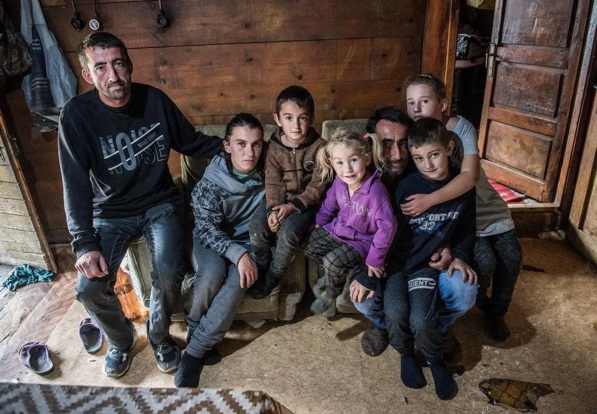 Babići iz Šekulara žive u potpunoj nemaštini: Četvoro djece u 21. vijeku bez kupatila