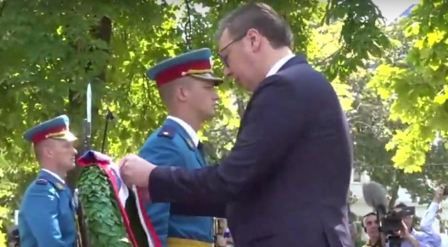SRBIJA TO NEĆE ZABORAVITI Vučić položio vijenac na Spomenik junacima sa Košara: Hvala vam što ste voljeli svoju zemlju više od svega
