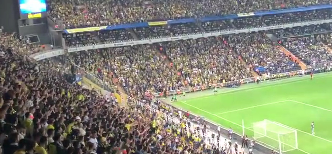NESTVARNE SCENE U ISTANBULU Dinamo Kijev dao gol, navijači Fenerbačea uzvikivali Putinovo ime (VIDEO)