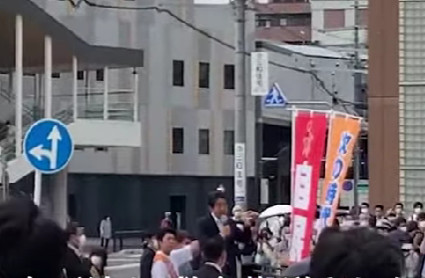 ATENTAT NA BIVŠEG JAPANSKOG PREMIJERA Šinzo Abe ustrijeljen u leđa dok je držao govor