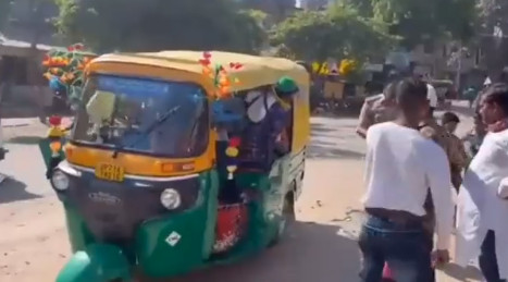 POLICIJA U ŠOKU Iz indijske rikše, koja prima 3 putnika, izašlo je 27 ljudi (VIDEO)